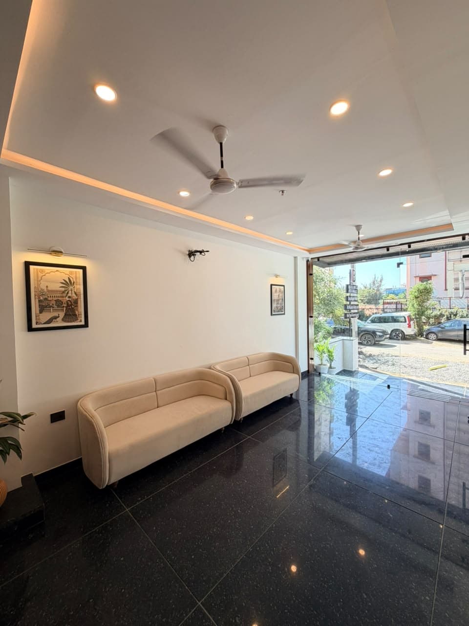 Hotel entrance and reception view 4