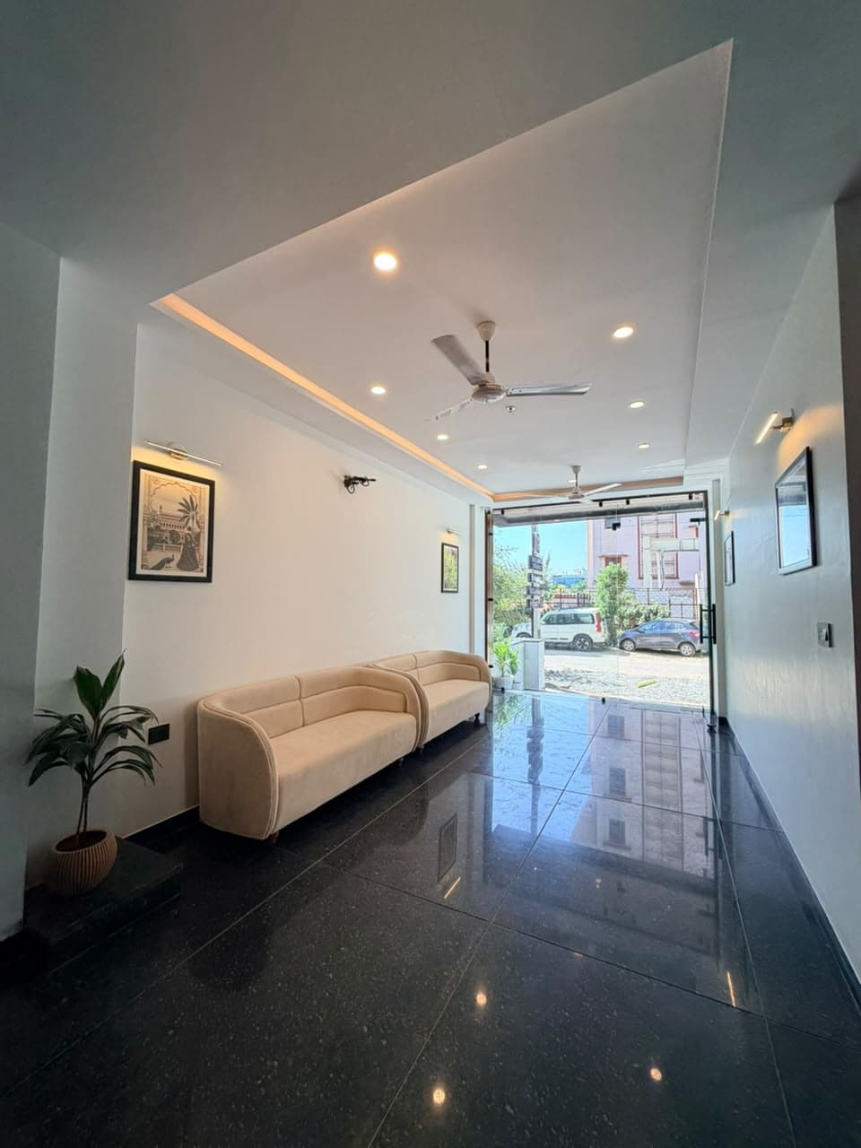 Hotel entrance and reception view 5