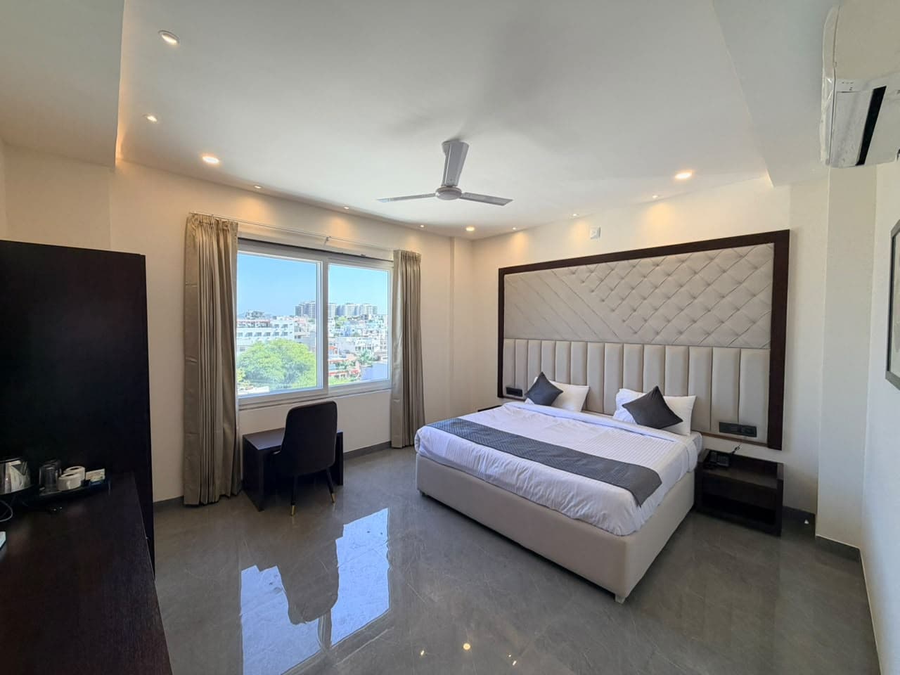 Executive Room Category A with bed and city-facing window