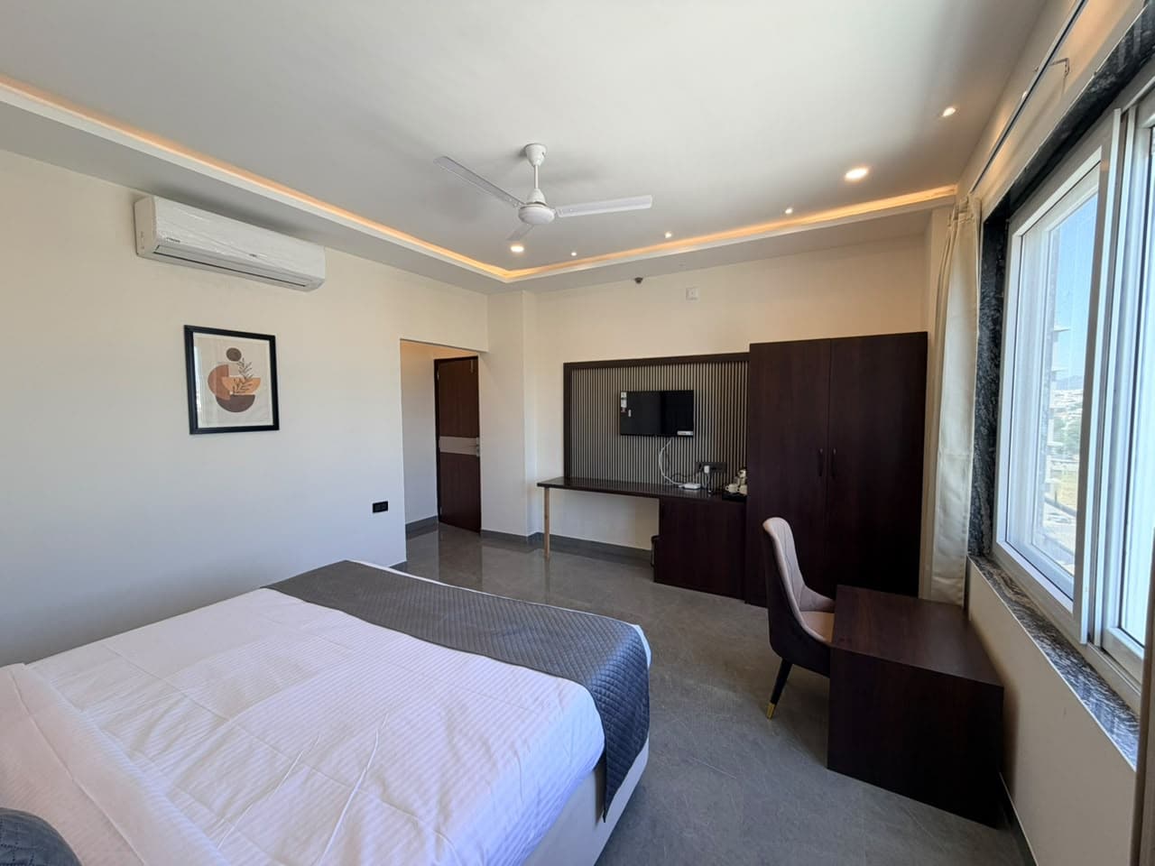 Executive Room work desk, wardrobe and television