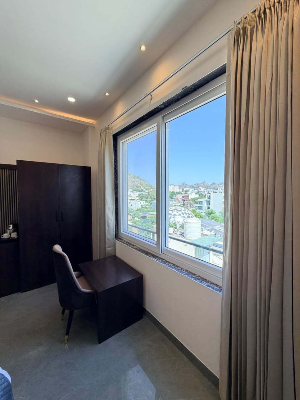 Executive Room private washroom with basin and shower